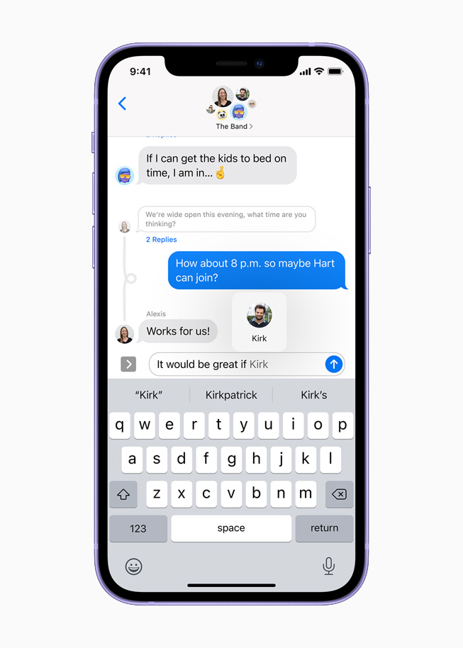 메시지 앱을 보여주는 퍼플 색상의 iPhone 12. 