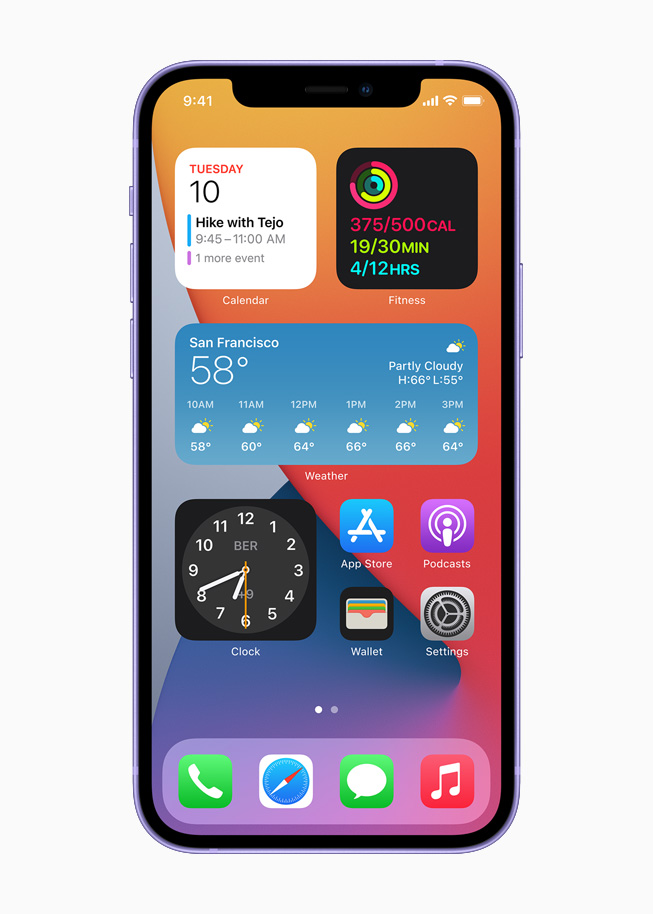 홈 화면을 보여주는 퍼플 색상의 iPhone 12. 
