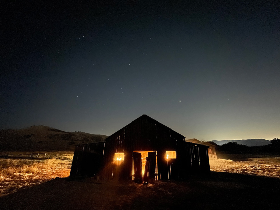 iPhone 12’de açık mekanda Gece modunda çekilmiş bir ahır fotoğrafı.