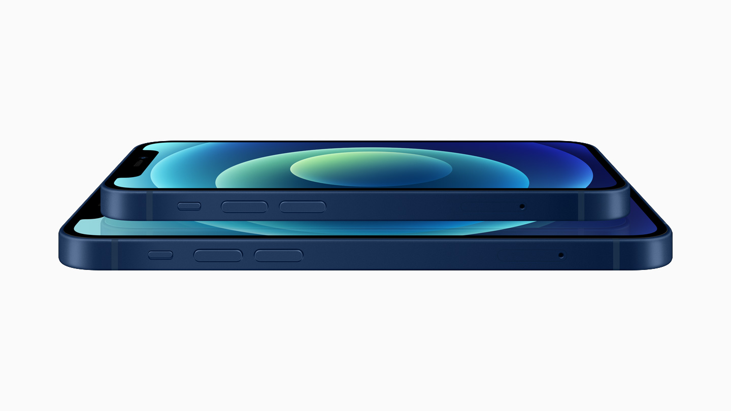 Alüminyum mavi iPhone 12 ve iPhone 12 mini üst üste. 