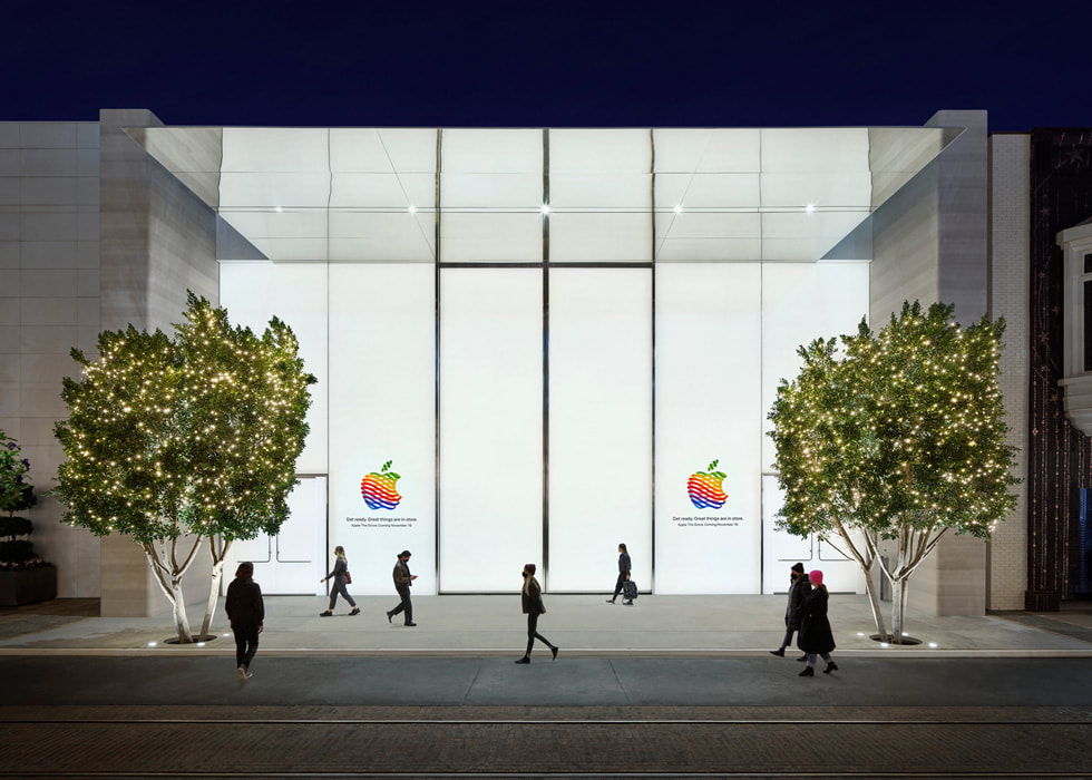 Folk som går foran Apples butikk, The Grove, i Los Angeles. 