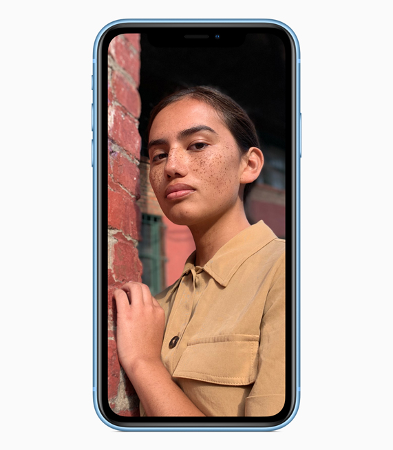 인물사진 이미지를 보여주고 있는 iPhone XR.