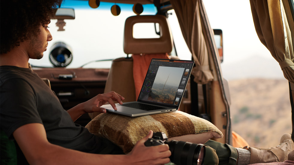M2 Max搭載MacBook Proをバンの車内で使用している写真家。