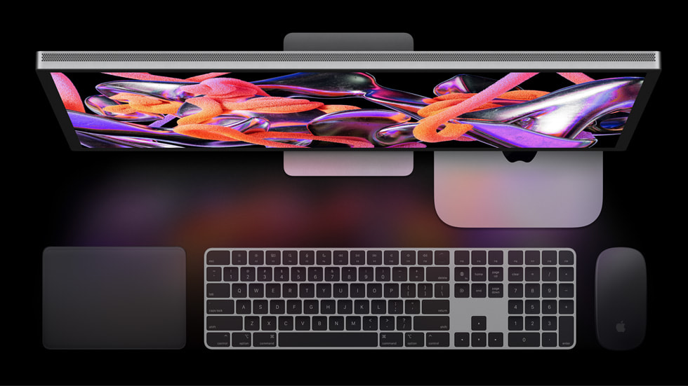 Studio Display ve Magic aksesuarlarıyla gösterilen bir Mac mini.