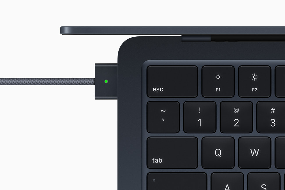 새로운 MacBook Air의 MagSafe 충전 포트를 상세히 보여주는 이미지.