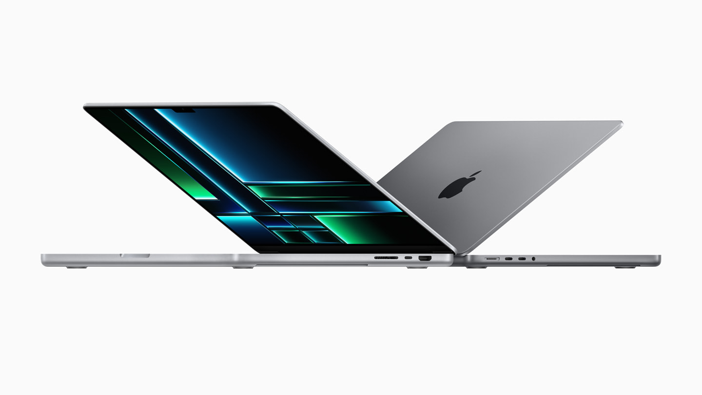 Arka arkaya yerleştirilmiş iki MacBook Pro aygıtı.