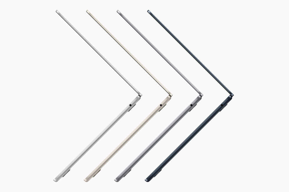 Gümüş, yıldız ışığı, uzay grisi ve gece yarısı MacBook Air’lerin açık yan profilleri.