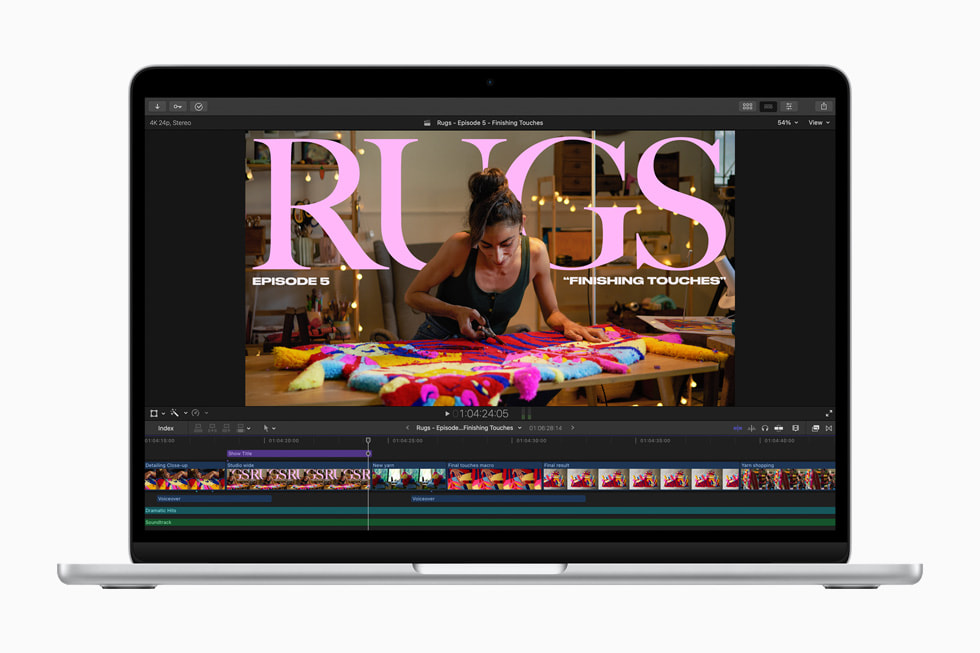 Gümüş MacBook Air’de Final Cut Pro ile video düzenleme.