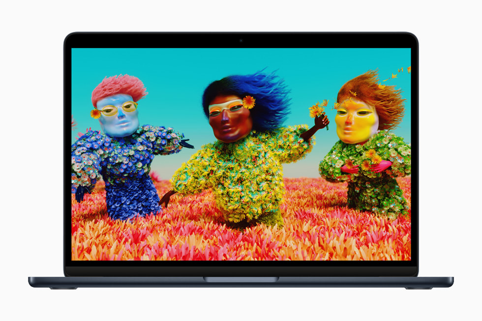 Gece yarısı MacBook Air’deki Liquid Retina ekran.