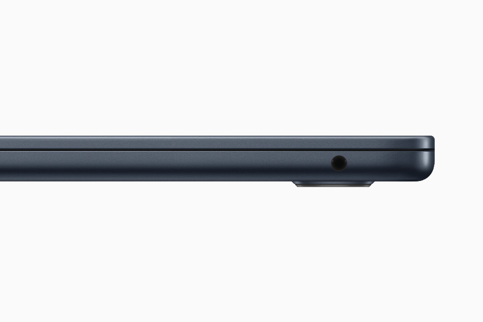Gece yarısı MacBook Air’deki 3,5 mm ses jakının yakından görüntüsü.