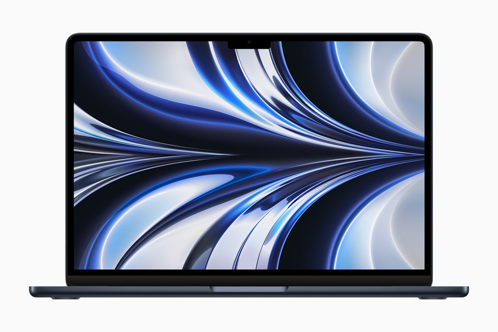 Gece yarısı MacBook Air ekranında masaüstü arka planı görüntüleniyor.