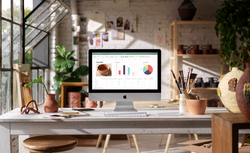 iMac bulunan küçük bir ofis.