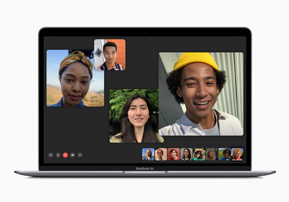 MacBook Air’de bir Grup FaceTime araması görülüyor.