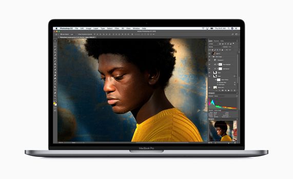MacBook Pro ekranında Photoshop’ta görsel düzenleme işlemi görülüyor.