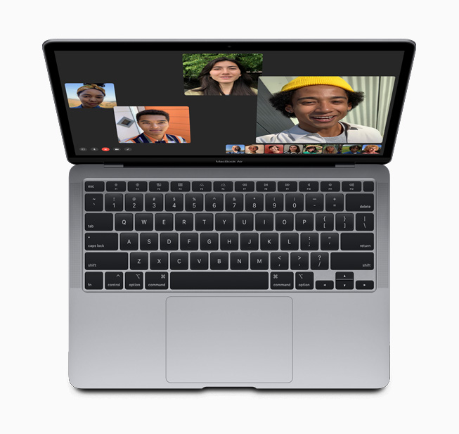 Yeni MacBook Air’de bir grup FaceTime görüşmesi.