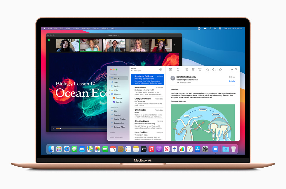 Altın rengi MacBook Air. 