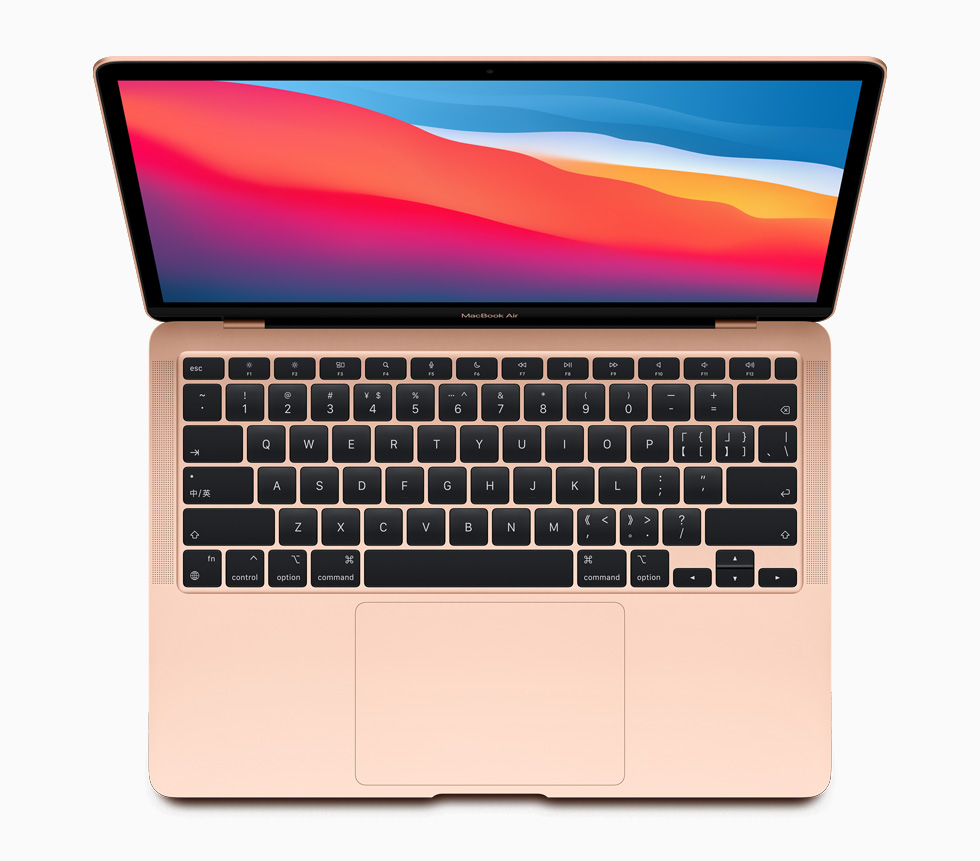 Gücünü M1’den alan altın rengi MacBook Air.