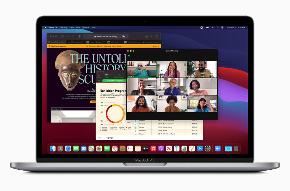 Gümüş rengi MacBook Pro.