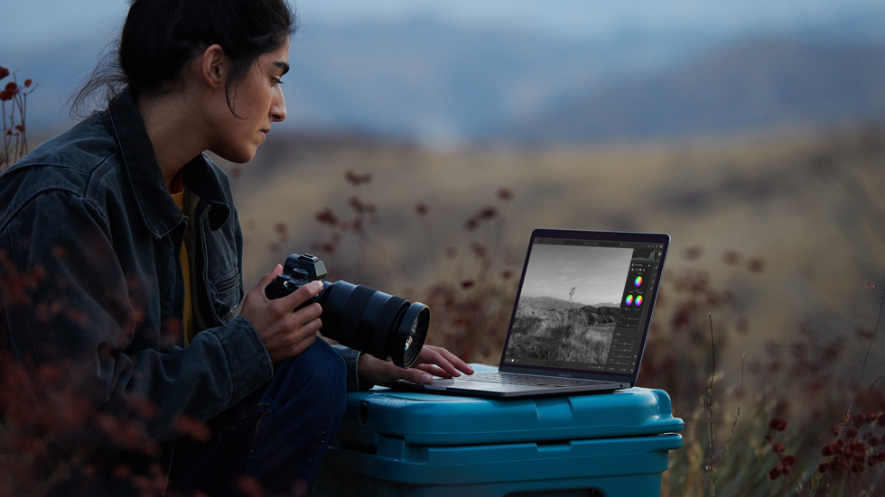 Gücünü M1’den alan MacBook Air’ini ve kamerasını kullanan bir fotoğrafçı.