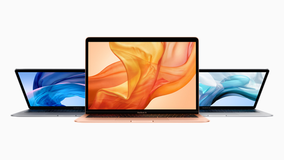 Uzay grisi, altın ve gümüş renklerinde üç MacBook Air.
