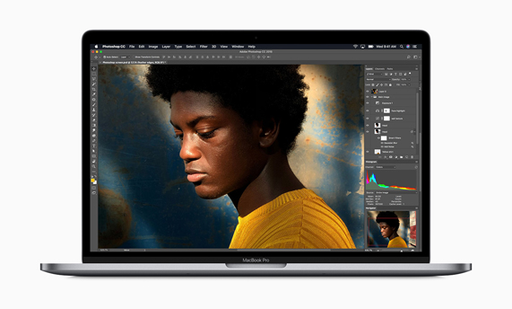 Photoshop uygulaması çalışan MacBook Pro.