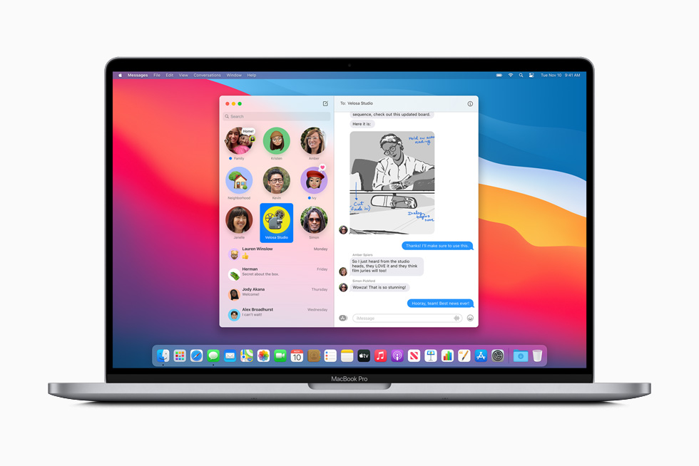 메시지 앱의 고정된 대화가 표시된 MacBook Pro.