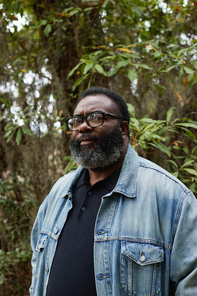 John Littles, de McIntosh S.E.E.D., parado al aire libre.