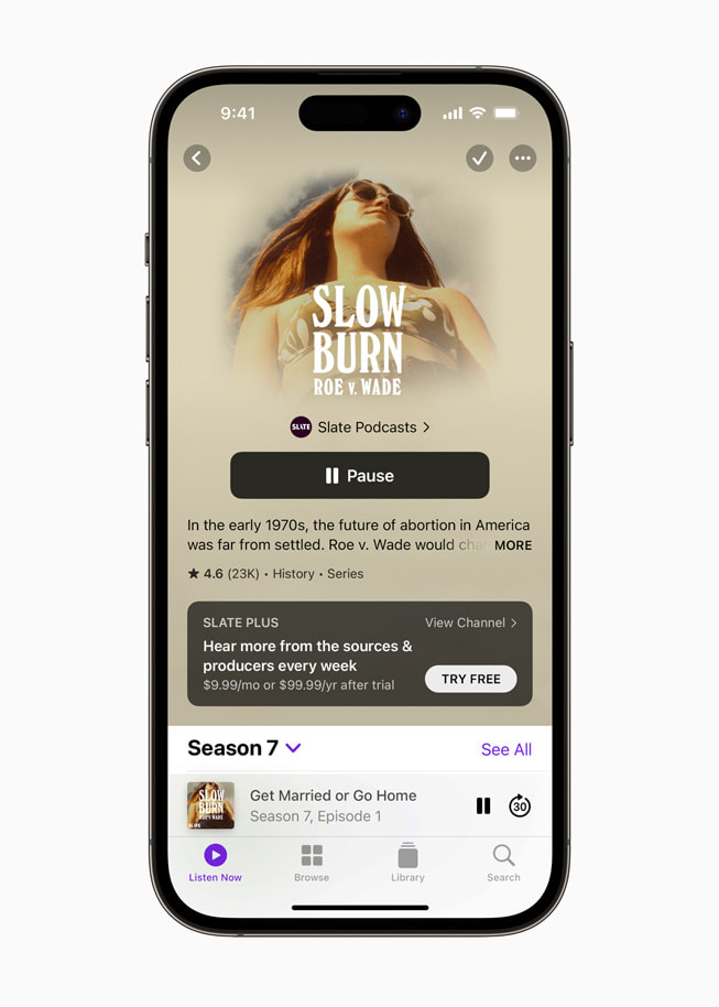 iPhone 14 Pro’da Apple Podcasts’teki Slow Burn yedinci sezonunun program sayfası görülüyor.