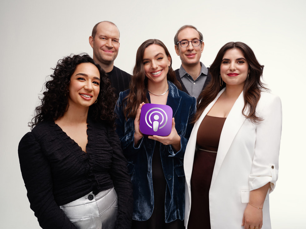 Slow Burn’ün “Yılın Programı” seçilen son sezonu Roe v. Wade’i hazırlayan Slate ekibi, ellerinde Apple Podcasts Ödülü ile görülüyor.