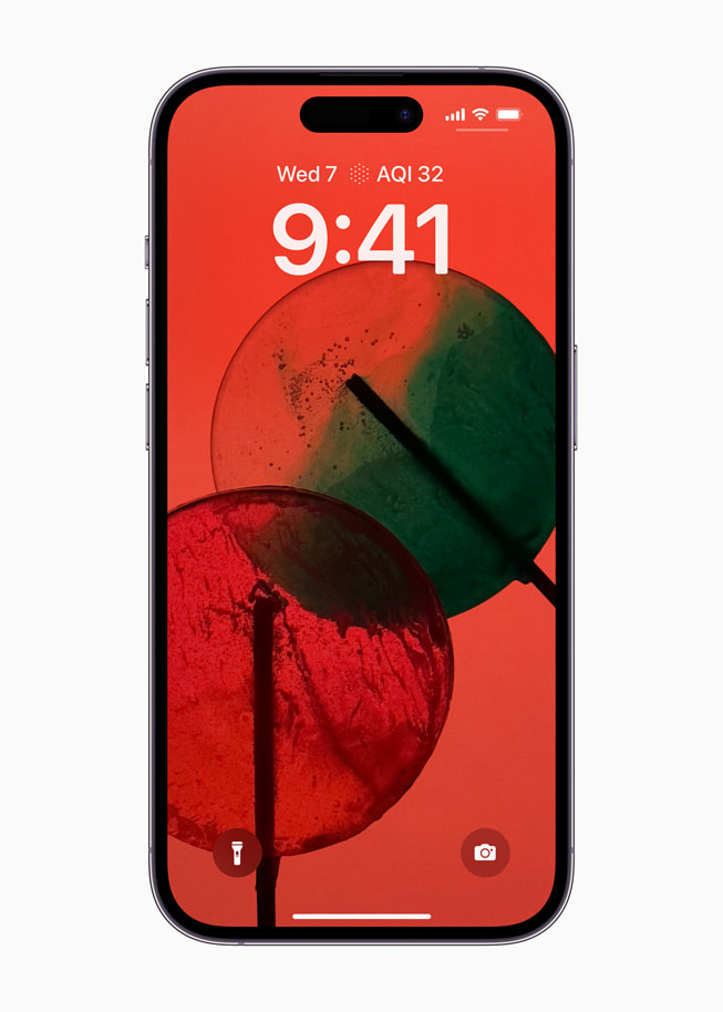 iPhone 14 Pro’da iOS 16’daki kişiselleştirilmiş Kilit Ekranı ve araç takımları gösteriliyor.