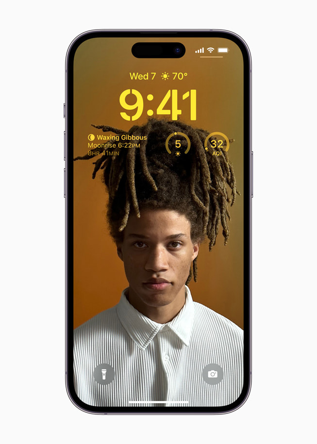 iPhone 14 Pro’da iOS 16’daki kişiselleştirilmiş Kilit Ekranı ve araç takımları gösteriliyor.