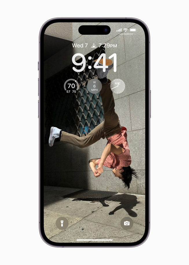 iPhone 14 Pro’da iOS 16’daki kişiselleştirilmiş Kilit Ekranı ve araç takımları gösteriliyor.