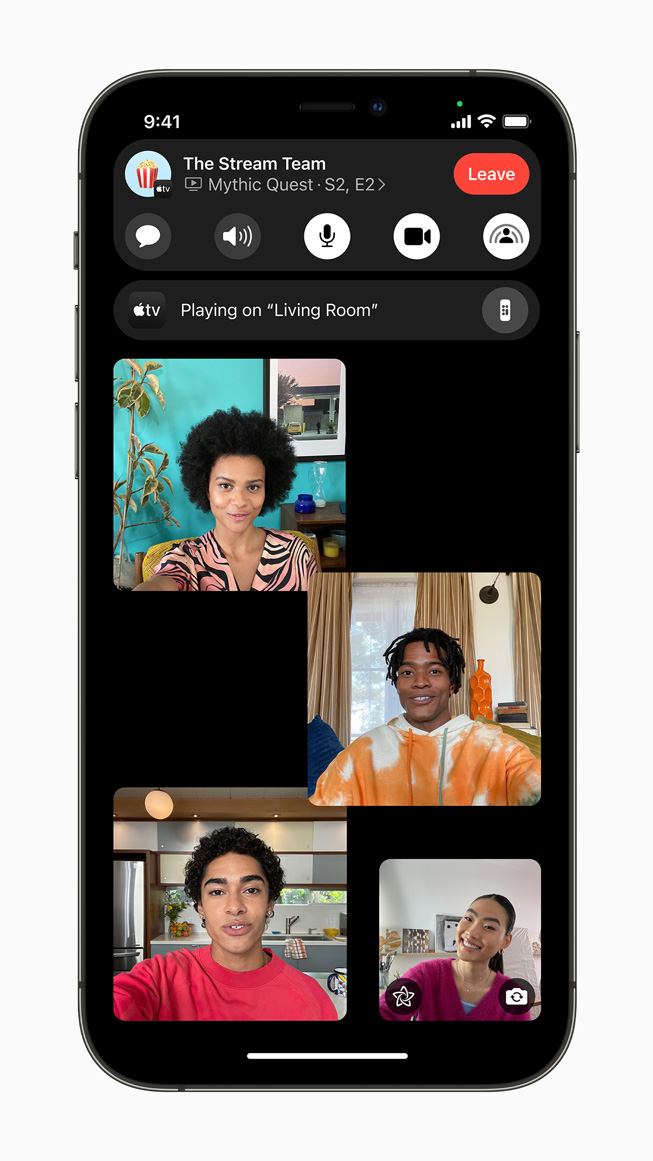 iPhone 12 Pro’da, FaceTime görüşmesi sırasında bir Apple TV SharePlay oturumu gösteriliyor.