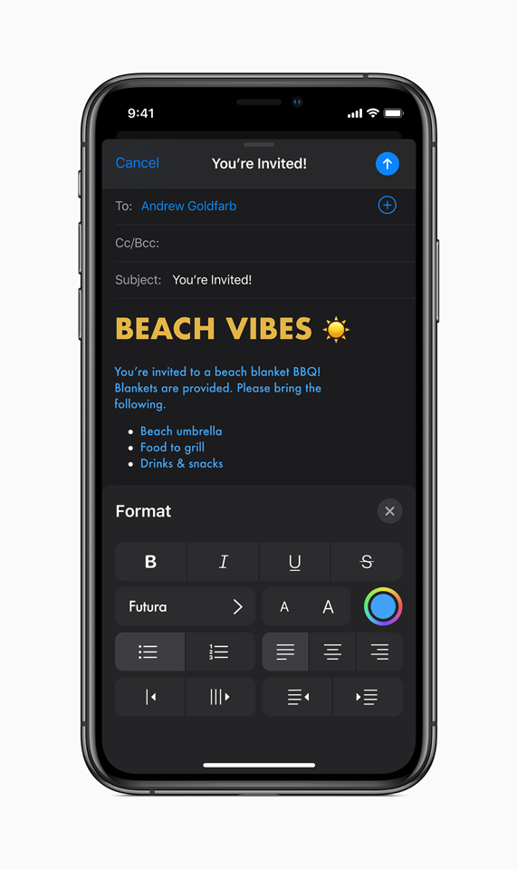 Yeni Safari Okuyucu’yu Karanlık Mod’da gösteren iPhone. 