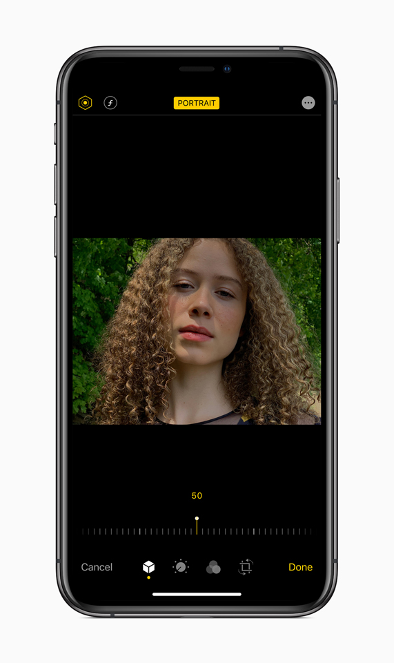 iOS 13’te Portre Işığı ayarlarını gösteren genç bir kadın görseli. 