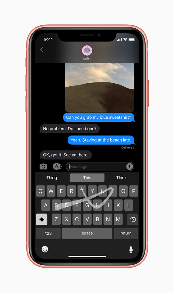 Yeni klavyenin iPhone’daki yakından görünümünde QuickPath tek elle yazma seçeneği görülüyor.