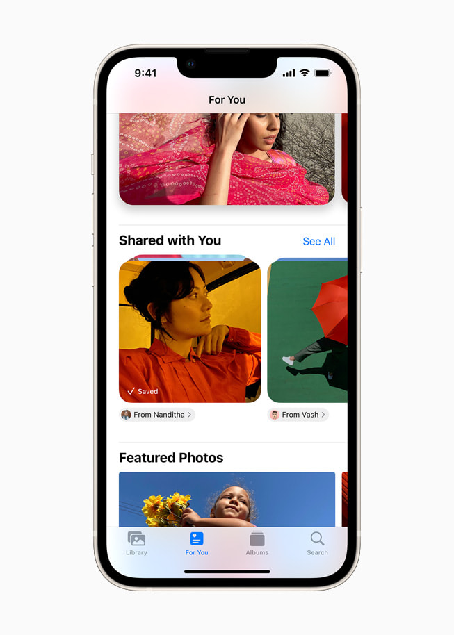 Yıldız ışığı renginde bir iPhone 13’te Fotoğraflar uygulamasında iOS 15’in Sizinle Paylaşılanlar bölümü.