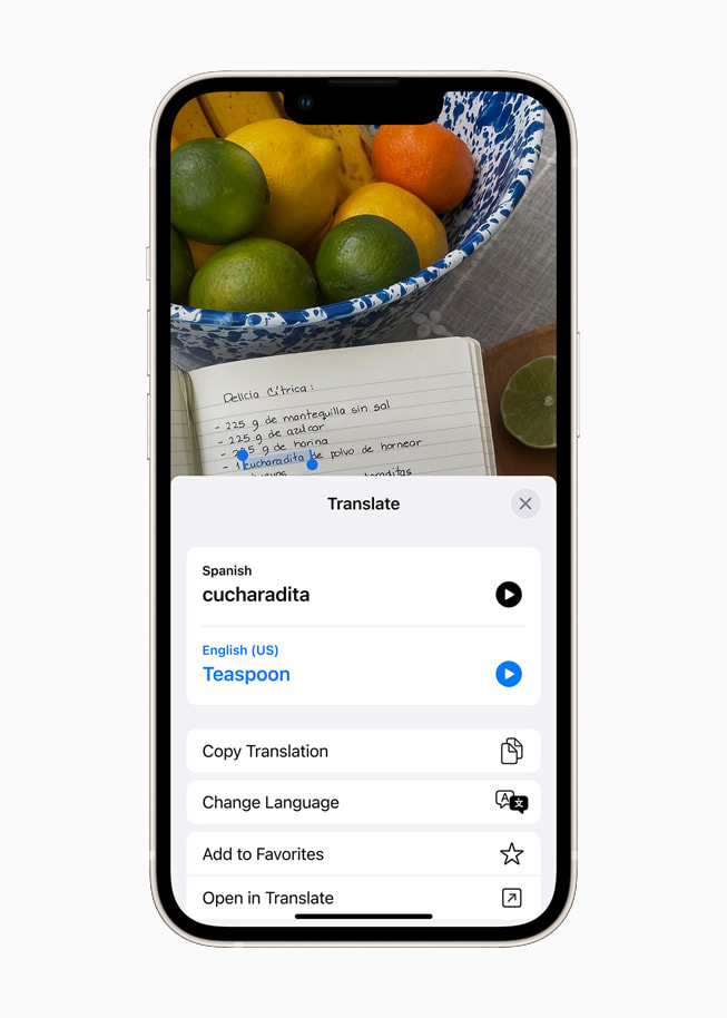 Yıldız ışığı renginde bir iPhone 13’te iOS 15, İspanyolca bir metni İngilizceye çeviren Çeviri uygulamasını kullanıyor.