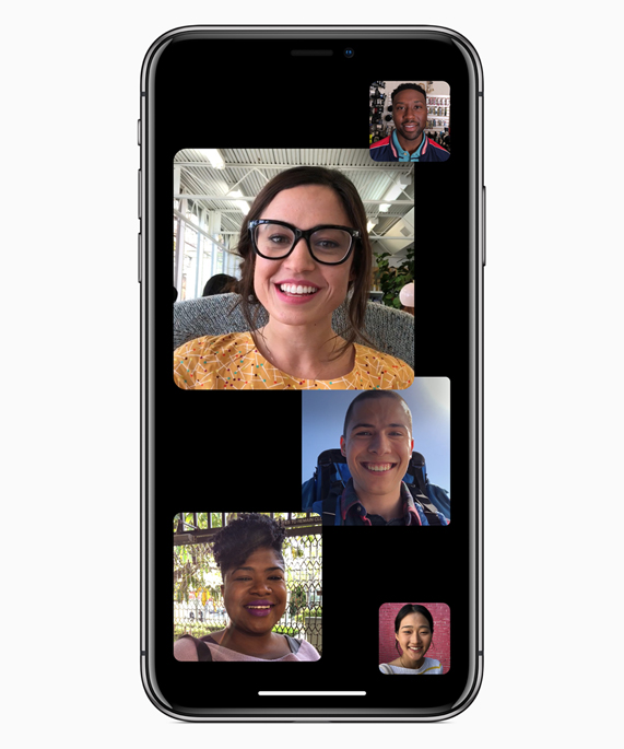 Ekranda çeşitli Group FaceTime sohbetlerinin açık olduğu iPhone.
