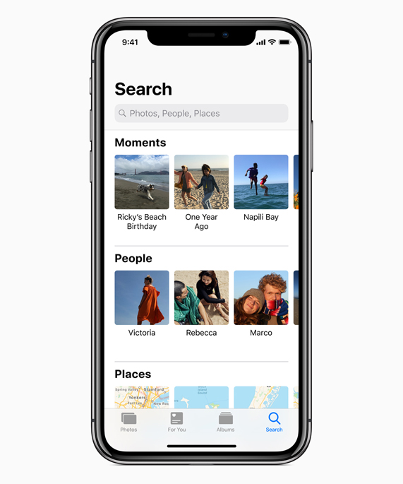 Anlar, Kişiler ve Yerler’in bulunduğu Fotoğraf Arama ekranını gösteren iPhone X.