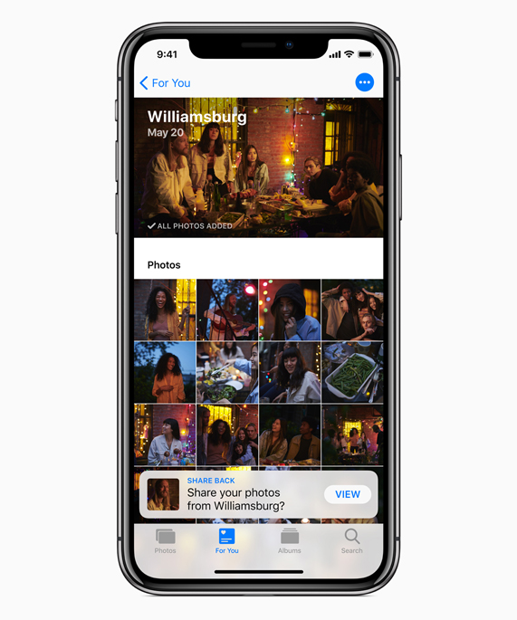 Williamsburg’daki fotoğrafları paylaşmak için Share Back seçeneğine sahip Fotoğraflar uygulamasını gösteren iPhone X. 