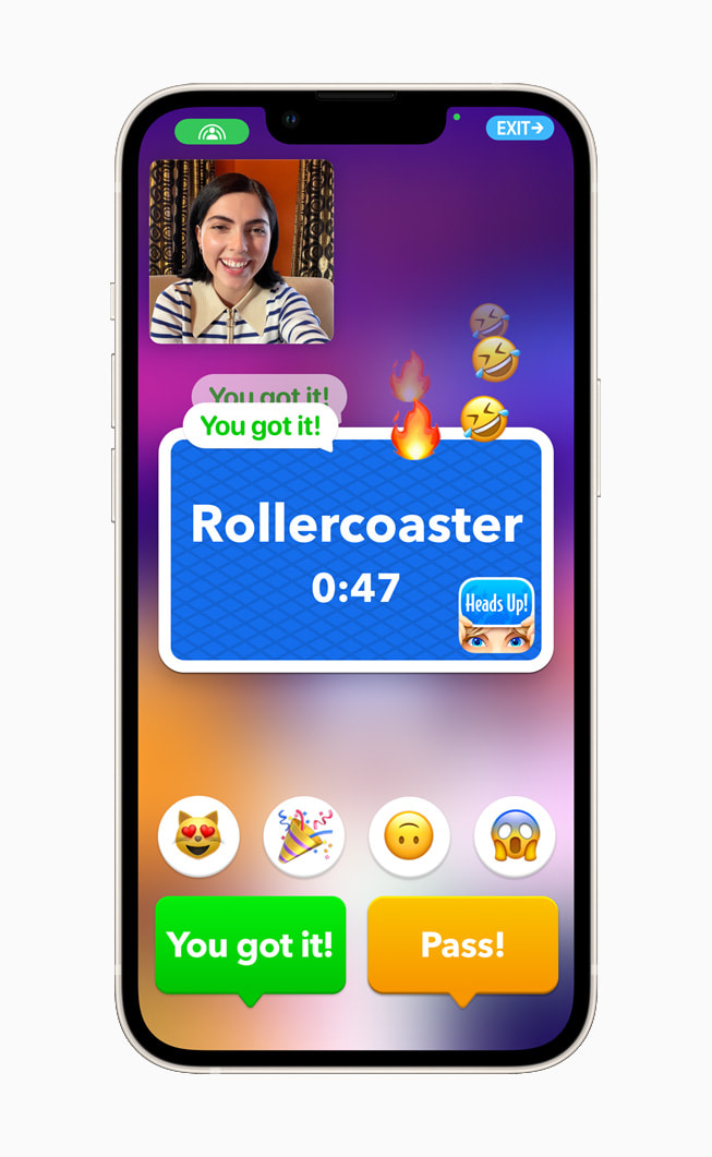 iPhone 13’te Heads Up! uygulamasında yeni SharePlay deneyimi gösteriliyor.