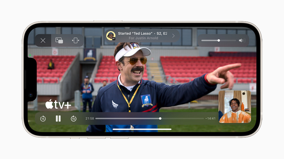 iPhone 13 ekranında TV+’ta Ted Lasso görüntüsü