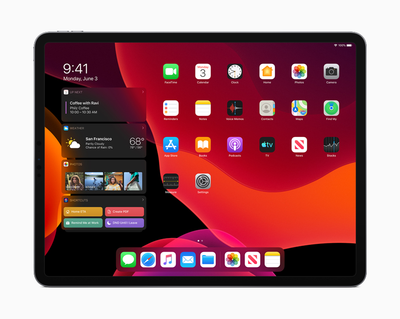 Koyu mod’da iPadOS Ana Ekran’ı. 