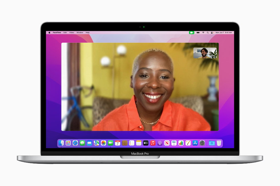 Yeni FaceTime video özellikleri 13 inç MacBook Pro’da gösteriliyor.