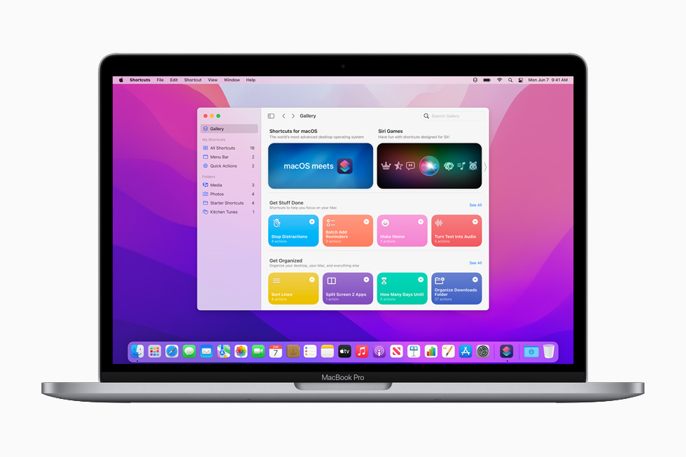 macOS Monterey’deki yepyeni Kestirmeler 13 inç MacBook Pro’da gösteriliyor.
