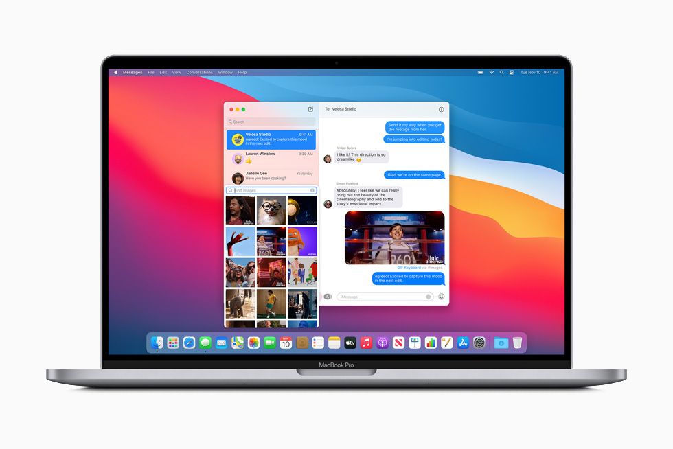 그룹에 사진을 공유한 메시지 앱을 표시한 MacBook Pro.