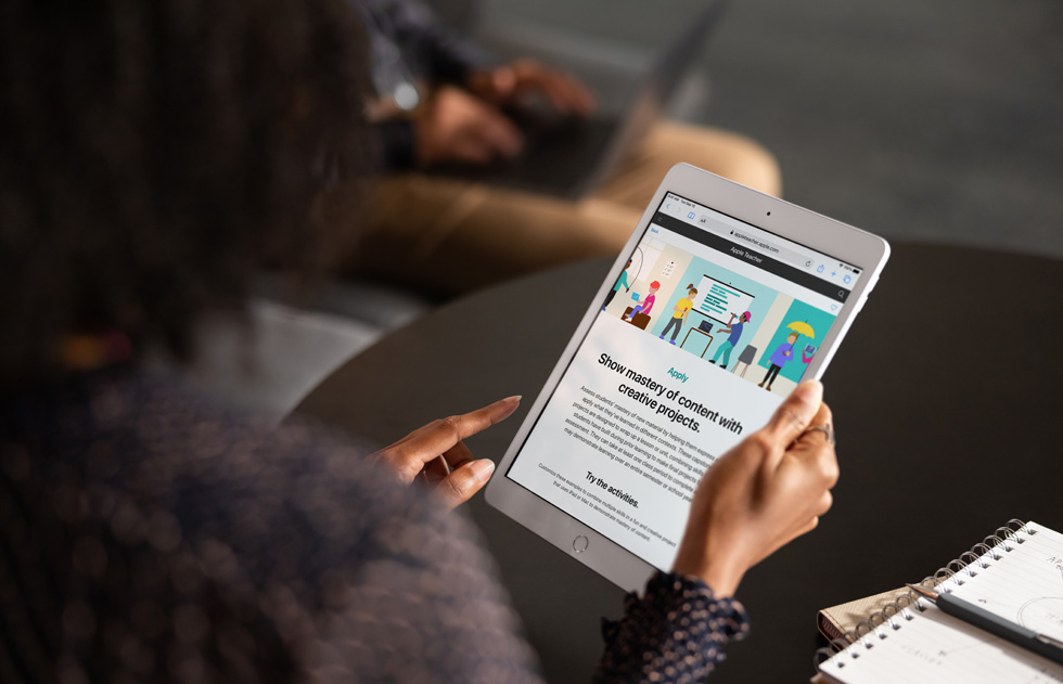 Bir kullanıcı iPad kullanarak Apple Teacher Portfolio’da geziniyor.
