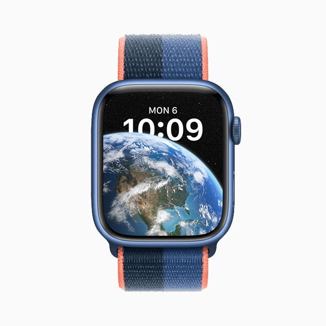 Apple Watch Series 7’de yeni Astronomi kadranı gösteriliyor.