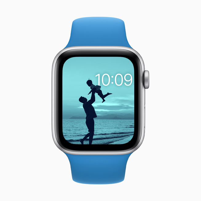 Apple Watch Series 5’te renk filtresine sahip bir Fotoğraflar kadranı görüntüleniyor.